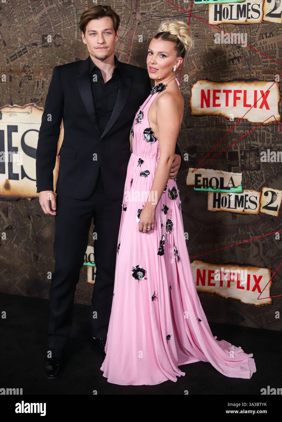 (DATEI) Netflix's teuerste Film „The Electric State“ kostete 320 Millionen US-Dollar und wurde heute am 14. März 2025 veröffentlicht. Millie Bobby Brown spielt Michelle. MANHATTAN, NEW YORK CITY, NEW YORK, USA - 27. OKTOBER: Der US-amerikanische Schauspieler Jake Bongiovi und die Freundin/britische Schauspielerin Millie Bobby Brown mit Louis Vuitton treffen am 27. Oktober 2022 in Manhattan, New York City, New York, USA, zur Weltpremiere von Netflix's „Enola Holmes 2“ ein. (Foto: Jordan Hinton/Image Press Agency) Stockfoto