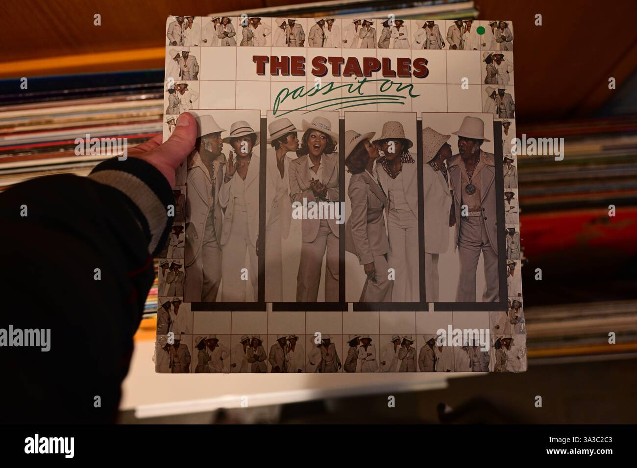 Åsljunga, Skåne, Schweden. März 2025. Nytt Liv Second Hand Store. Vintage-Schallplatten zum Verkauf. Geben Sie es bei Staples weiter. Stockfoto