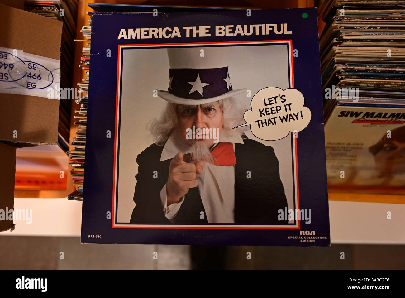 Åsljunga, Skåne, Schweden. März 2025. Nytt Liv Second Hand Store. Vintage-Schallplatten zum Verkauf. Amerika das schöne: Lasst es so bleiben. Stockfoto