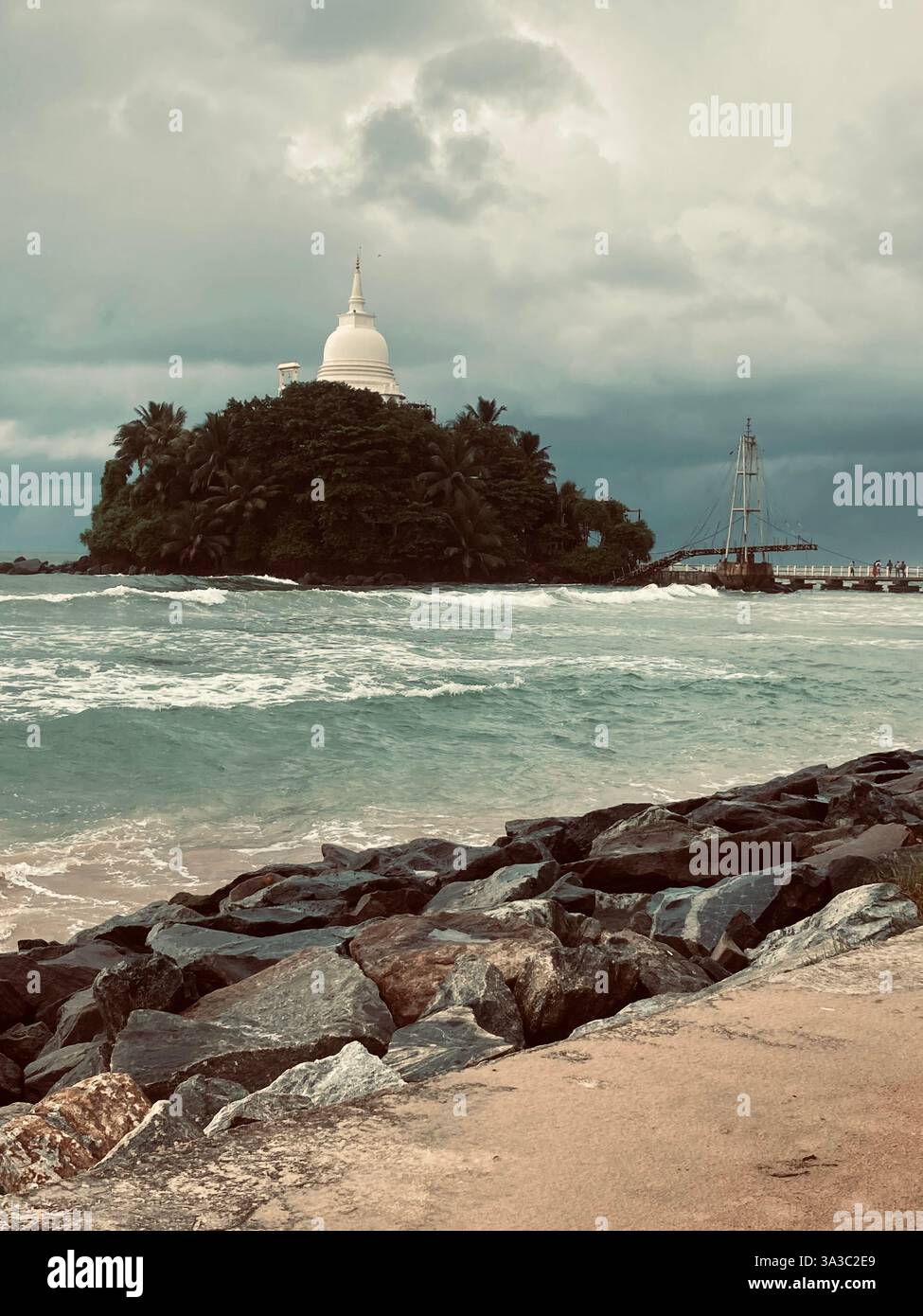 Tempel auf einer vom Meer umgebenen Insel, Pigeon Island Sri Lanka. - Smartphone-aufgenommenes Stockfoto