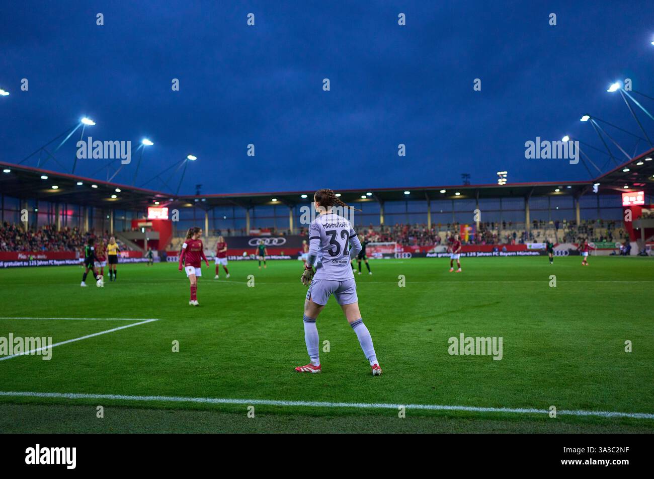 München, Deutschland. März 2025. FCB Campus Ena Mahmutovic, FCB Frauen 32 im Frauenfußballspiel FC BAYERN München - VFL WOLFSBURG 3-1 am 14. März 2025 in München. Saison 2024/2025, 1.Bundesliga, FCB, München, Google Pixel, Frauen Bundesliga Spieltag 17, 17.Spieltag Fotografin: ddp Images/STAR-Images Credit: ddp Media GmbH/Alamy Live News Stockfoto
