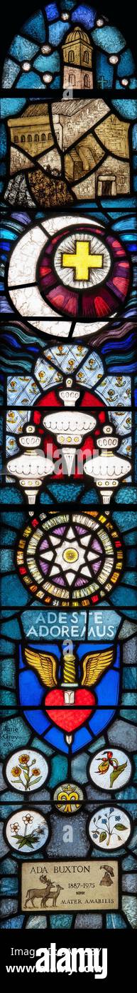 Glasmalerei zum Thema „Adeste Fideles“ (O Come let US adore him) von Jane Gray (1976), Martindale Church, Cumbria, Großbritannien Stockfoto