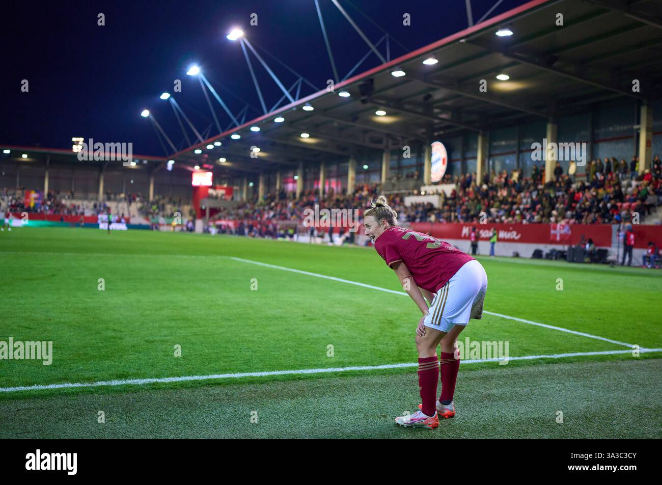 München, Deutschland. März 2025. FCB Campus mit Carolin SIMON, FCB Women Nr. 30 im Frauenfußballspiel FC BAYERN München - VFL WOLFSBURG 3-1 am 14. März 2025 in München. Saison 2024/2025, 1.Bundesliga, FCB, München, Google Pixel, Frauen Bundesliga Spieltag 17, 17.Spieltag Fotografin: ddp Images/STAR-Images Credit: ddp Media GmbH/Alamy Live News Stockfoto