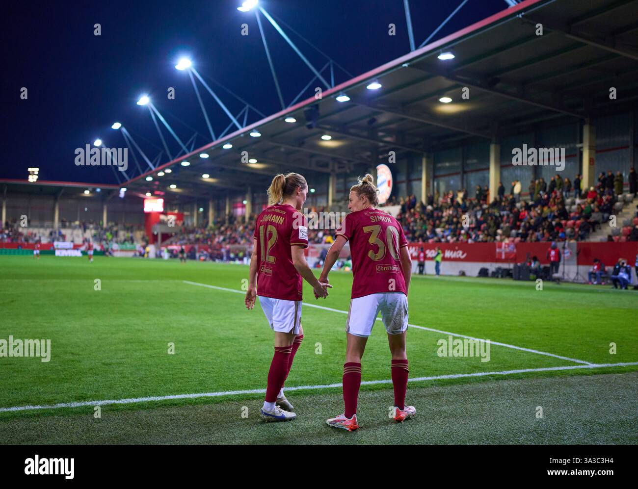 München, Deutschland. März 2025. FCB Campus mit Carolin SIMON, FCB Women Nr. 30 Klara Buehl, BUEHL, FCB Women Nr. 17 im Frauenfußballspiel FC BAYERN München - VFL WOLFSBURG 3-1 am 14. März 2025 in München. Saison 2024/2025, 1.Bundesliga, FCB, München, Google Pixel, Frauen Bundesliga Spieltag 17, 17.Spieltag Fotografin: ddp Images/STAR-Images Credit: ddp Media GmbH/Alamy Live News Stockfoto