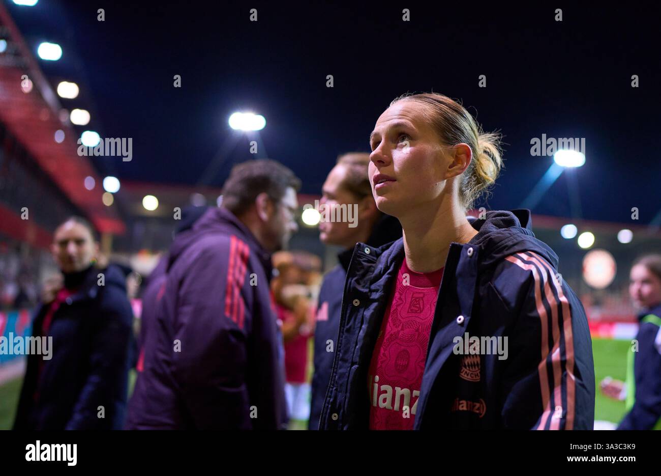 München, Deutschland. März 2025. Klara Buehl, BUEHL, FCB Frauen Nr. 17 im Frauenfußballspiel FC BAYERN München - VFL WOLFSBURG 3-1 am 14. März 2025 in München. Saison 2024/2025, 1.Bundesliga, FCB, München, Google Pixel, Frauen Bundesliga Spieltag 17, 17.Spieltag Fotografin: ddp Images/STAR-Images Credit: ddp Media GmbH/Alamy Live News Stockfoto