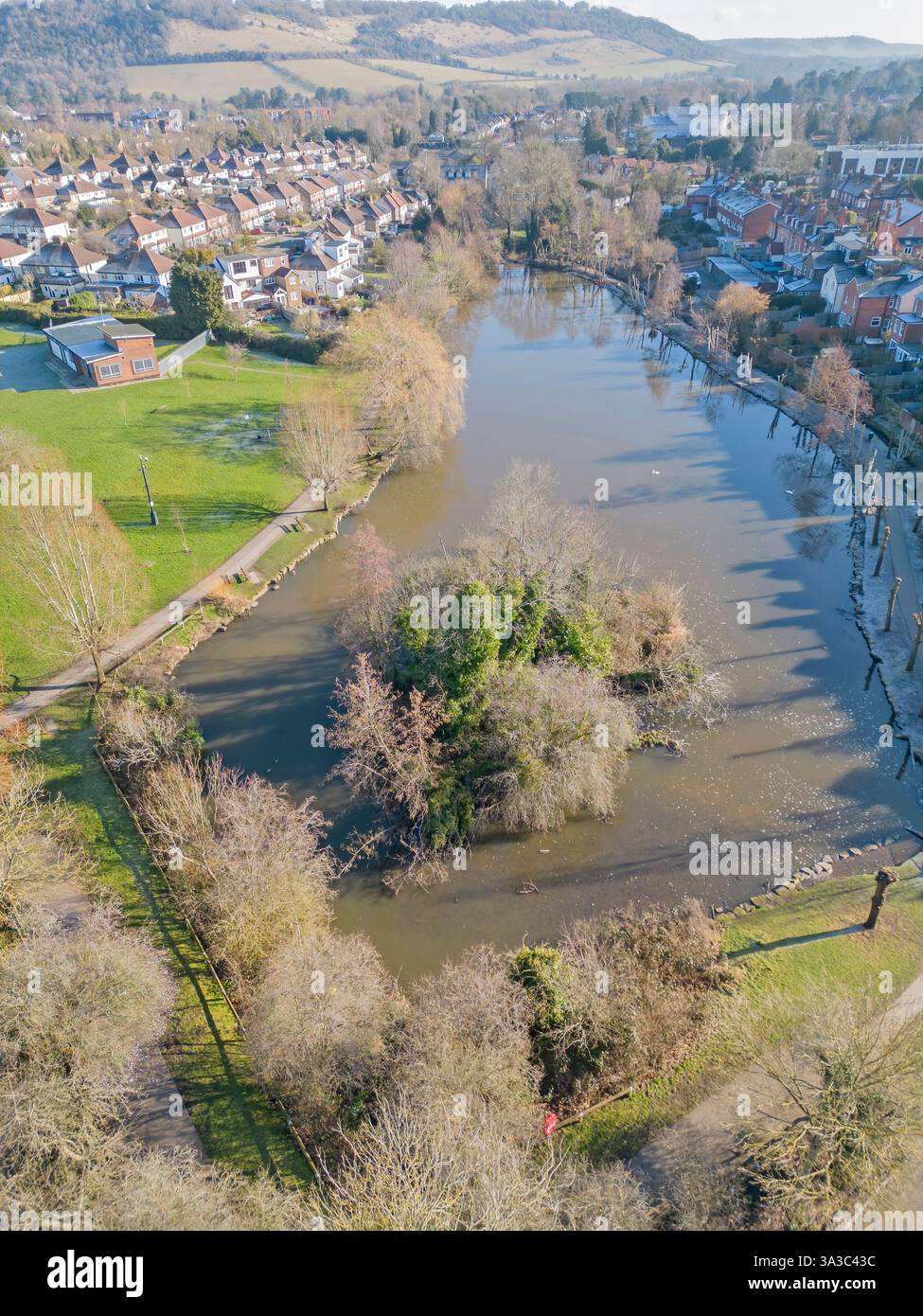 Blick aus der Vogelperspektive auf den meadowbank Park und den See in dorking surrey Stockfoto
