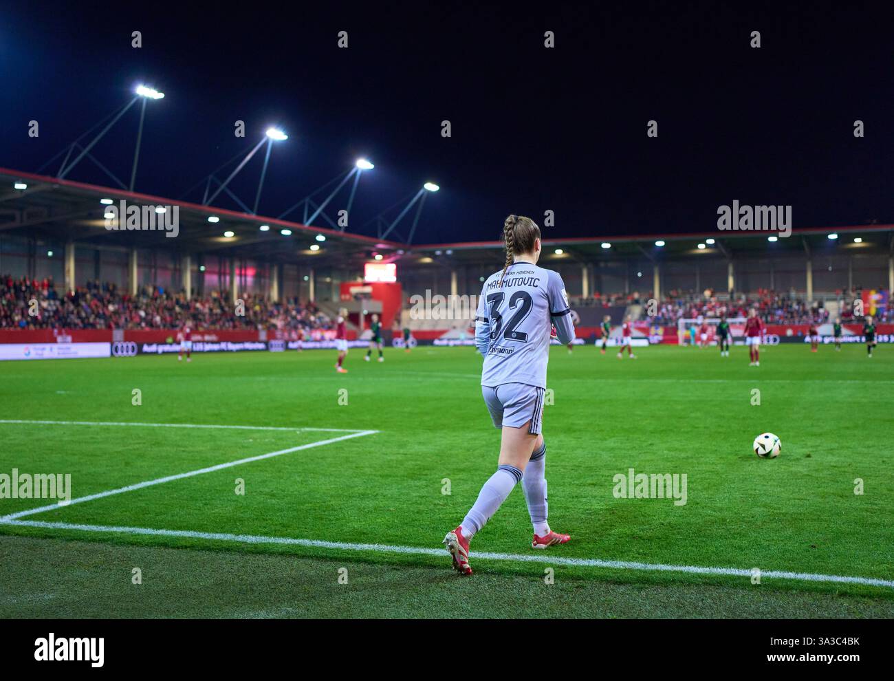 München, Deutschland. März 2025. FCB Campus Ena Mahmutovic, FCB Frauen 32 im Frauenfußballspiel FC BAYERN München - VFL WOLFSBURG 3-1 am 14. März 2025 in München. Saison 2024/2025, 1.Bundesliga, FCB, München, Google Pixel, Frauen Bundesliga Spieltag 17, 17.Spieltag Fotografin: ddp Images/STAR-Images Credit: ddp Media GmbH/Alamy Live News Stockfoto