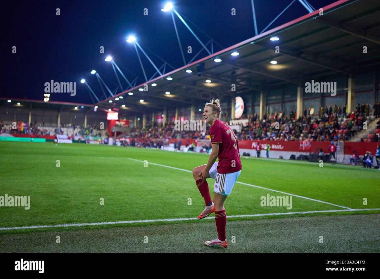 München, Deutschland. März 2025. FCB Campus mit Carolin SIMON, FCB Women Nr. 30 im Frauenfußballspiel FC BAYERN München - VFL WOLFSBURG 3-1 am 14. März 2025 in München. Saison 2024/2025, 1.Bundesliga, FCB, München, Google Pixel, Frauen Bundesliga Spieltag 17, 17.Spieltag Fotografin: ddp Images/STAR-Images Credit: ddp Media GmbH/Alamy Live News Stockfoto