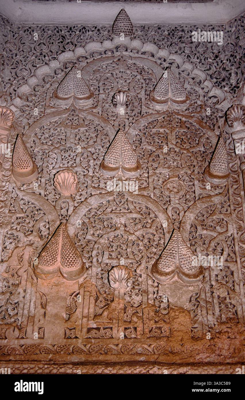 Ein Pinienkegelmotiv ist ein Merkmal der Stuckarbeiten im Oratorium oder Gebetssaal des Ibn Youssef Madrasa (Korantheologische Hochschule) Mitte des 16. Jahrhunderts in Marrakesch, hoher Atlas, Marokko. Stockfoto