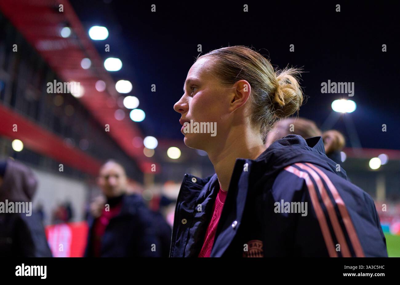München, Deutschland. März 2025. Klara Buehl, BUEHL, FCB Frauen Nr. 17 im Frauenfußballspiel FC BAYERN München - VFL WOLFSBURG 3-1 am 14. März 2025 in München. Saison 2024/2025, 1.Bundesliga, FCB, München, Google Pixel, Frauen Bundesliga Spieltag 17, 17.Spieltag Fotografin: ddp Images/STAR-Images Credit: ddp Media GmbH/Alamy Live News Stockfoto