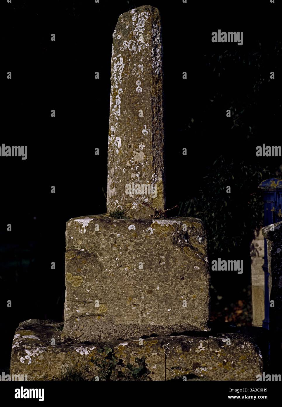 Der quadratische Sockel trägt den Stumpf eines achteckigen Schäftes aus Kalkstein, der wahrscheinlich aus dem 15. Jahrhundert stammt, in der Pfarrkirche St. Matthew in Langford, Oxfordshire, England. Stockfoto