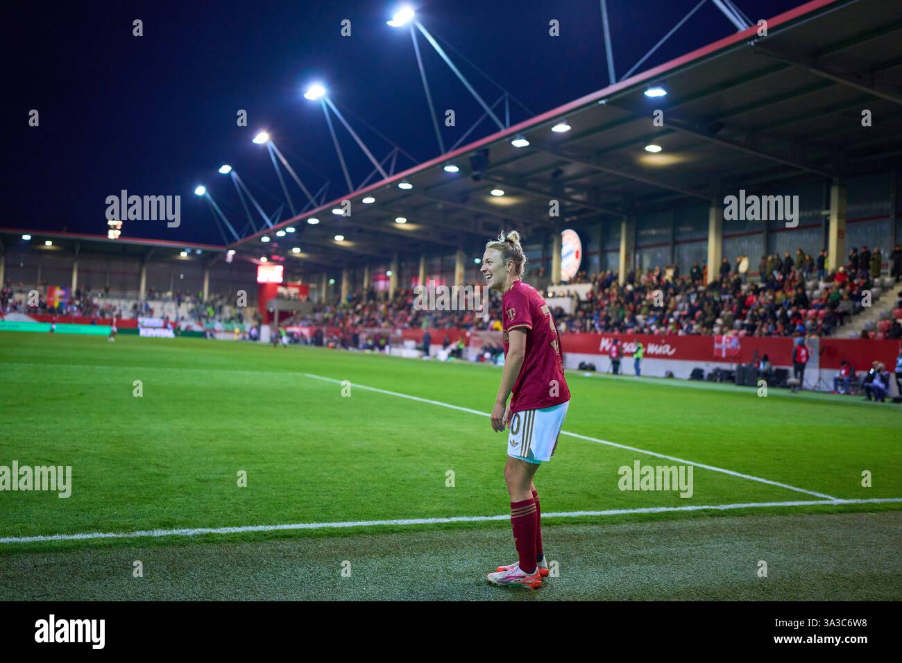 München, Deutschland. März 2025. FCB Campus mit Carolin SIMON, FCB Women Nr. 30 im Frauenfußballspiel FC BAYERN München - VFL WOLFSBURG 3-1 am 14. März 2025 in München. Saison 2024/2025, 1.Bundesliga, FCB, München, Google Pixel, Frauen Bundesliga Spieltag 17, 17.Spieltag Fotografin: ddp Images/STAR-Images Credit: ddp Media GmbH/Alamy Live News Stockfoto