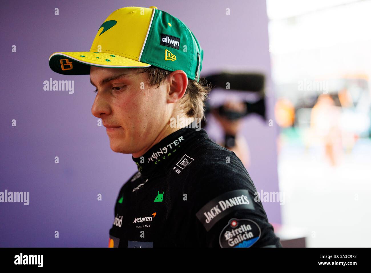 15. März 2025; Melbourne Grand Prix Circuit, Melbourne, Victoria, Australien; Formel-1-Grand-Prix von Australien; Qualifikationstag; 81 McLaren-Fahrer Oscar Piastri auf dem Podium, nachdem er sich in der australischen Formel-1-Qualifikation auf Platz 2 qualifiziert hatte Stockfoto