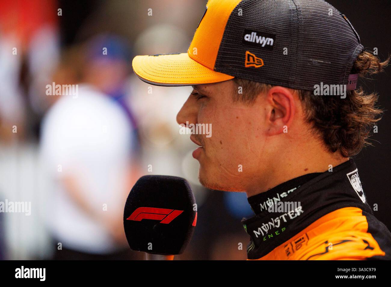 15. März 2025; Melbourne Grand Prix Circuit, Melbourne, Victoria, Australien; Formel-1-Grand-Prix von Australien; Qualifikationstag; Nummer 4 McLaren-Fahrer Lando Norris auf dem Podium nach der Qualifikation auf Pole in der australischen Formel 1 Stockfoto