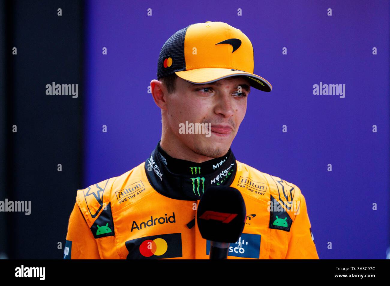 15. März 2025; Melbourne Grand Prix Circuit, Melbourne, Victoria, Australien; Formel-1-Grand-Prix von Australien; Qualifikationstag; Nummer 4 McLaren-Fahrer Lando Norris auf dem Podium nach der Qualifikation auf Pole in der australischen Formel 1 Stockfoto