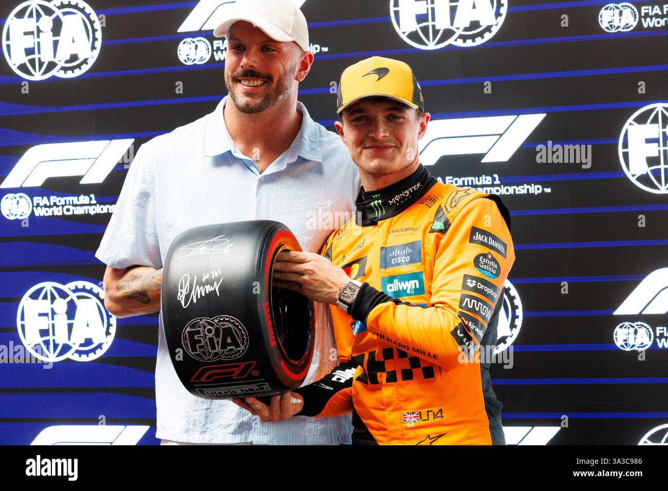 15. März 2025; Melbourne Grand Prix Circuit, Melbourne, Victoria, Australien; Formel 1 Grand Prix von Australien; Qualifikationstag; Nummer 4 McLaren Pilot Lando Norris gewinnt die Pole auf dem Podium nach der Qualifikation in der australischen Formel 1 Stockfoto