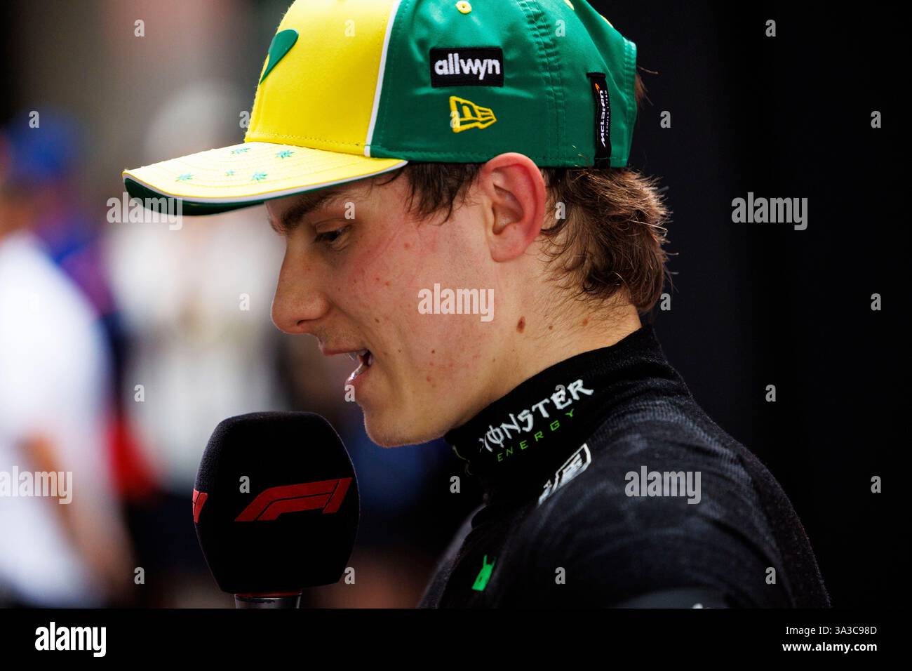 15. März 2025; Melbourne Grand Prix Circuit, Melbourne, Victoria, Australien; Formel-1-Grand-Prix von Australien; Qualifikationstag; 81 McLaren-Fahrer Oscar Piastri auf dem Podium, nachdem er sich in der australischen Formel-1-Qualifikation auf Platz 2 qualifiziert hatte Stockfoto