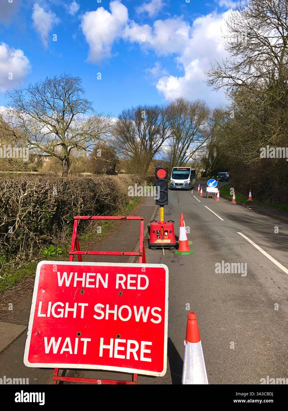 Temporäre Ampeln auf einer Landstraße im ländlichen England Stockfoto