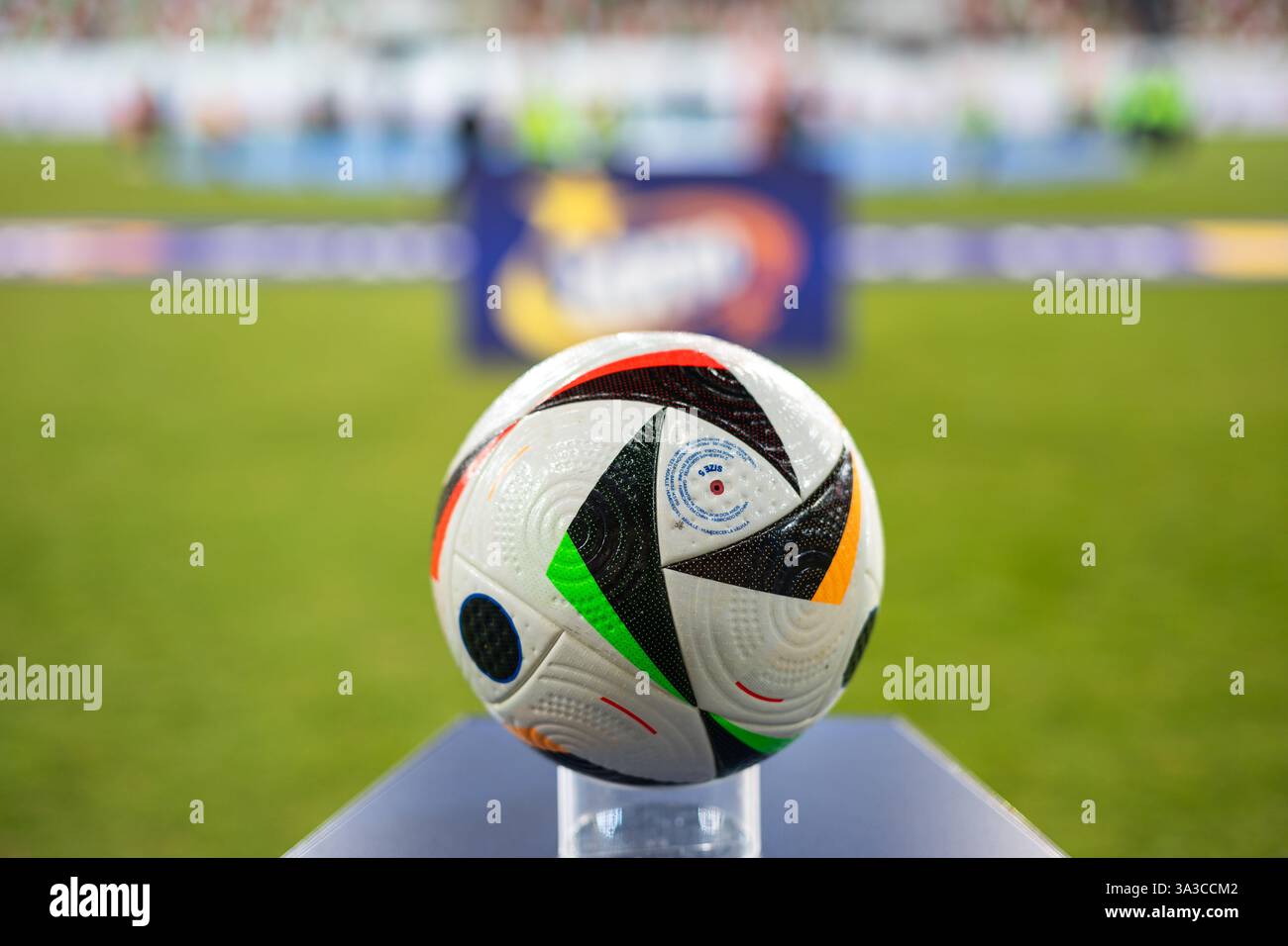 LUBIN, POLEN - 17. FEBRUAR 2025: Fußballspiel zwischen KGHM Zaglebie Lubin gegen Lechia Danzig. Offizieller Ball polnische PKO Ekstraklasa.. Stockfoto