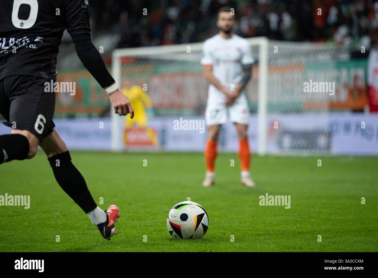 LUBIN, POLEN - 1. MÄRZ 2025: Fußballspiel zwischen KGHM Zaglebie Lubin gegen Piast Gliwice. Ein Spieler tritt den gegnerischen Spieler in die Wand. Stockfoto