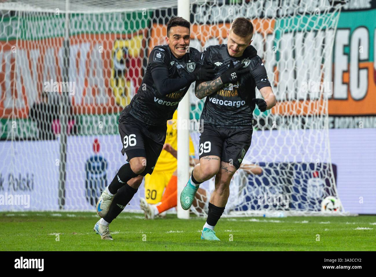LUBIN, POLEN - 1. MÄRZ 2025: Fußballspiel zwischen KGHM Zaglebie Lubin gegen Piast Gliwice. Tihomir Kostadinov (L) Maciej Rosolek (R) Joy After sco Stockfoto