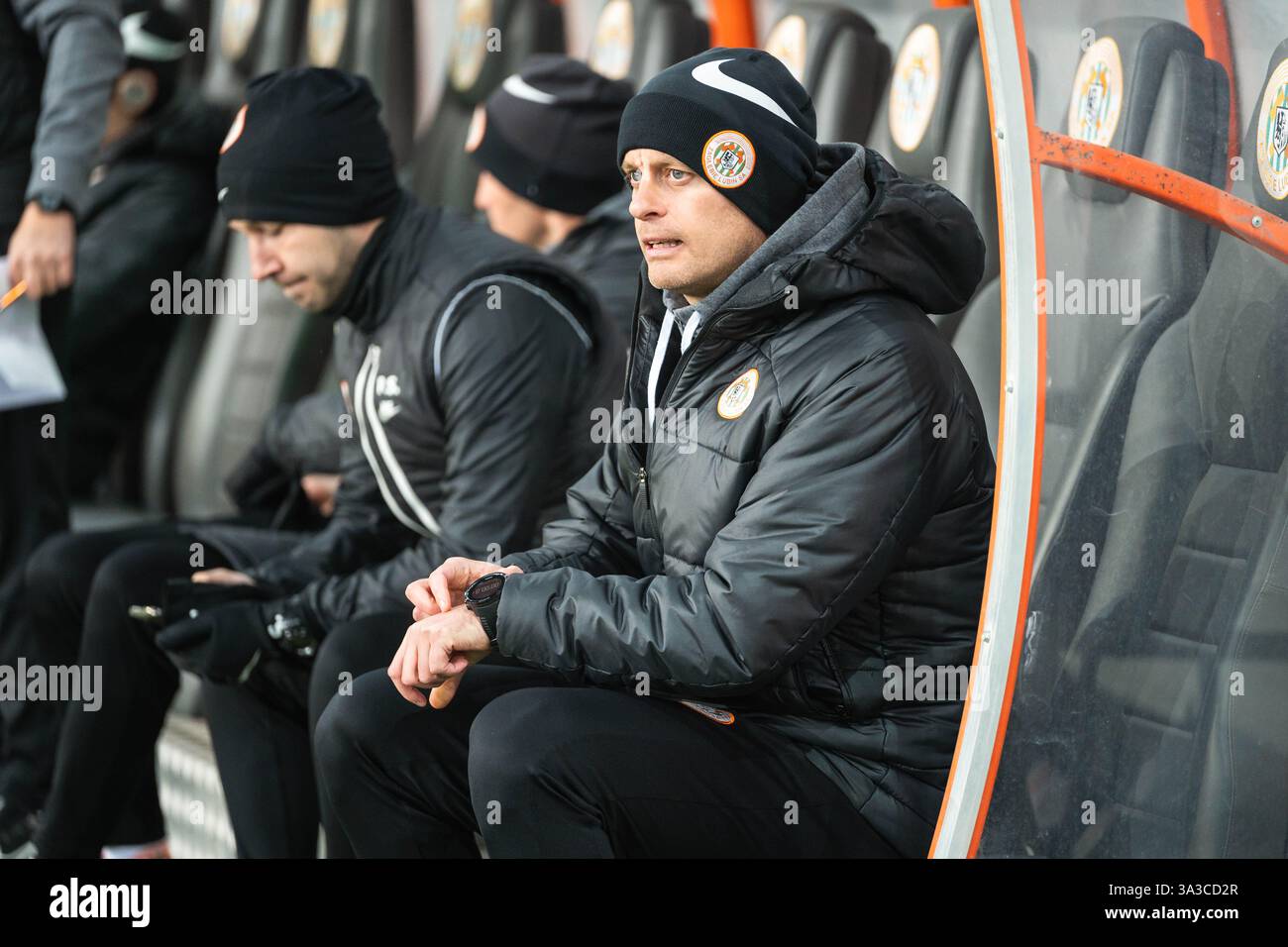 LUBIN, POLEN - 1. MÄRZ 2025: Fußballspiel zwischen KGHM Zaglebie Lubin gegen Piast Gliwice. Cheftrainer von Zaglebie Marcin Wlodarski. Stockfoto