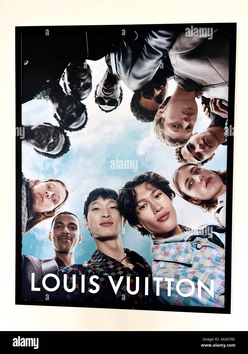 Taipeh, Taiwan, Nahaufnahme, Poster louis vuitton Advertising, Youth Marketing, Diversity Advertising Luxusmarke - Smartphone-aufgenommenes Stockfoto