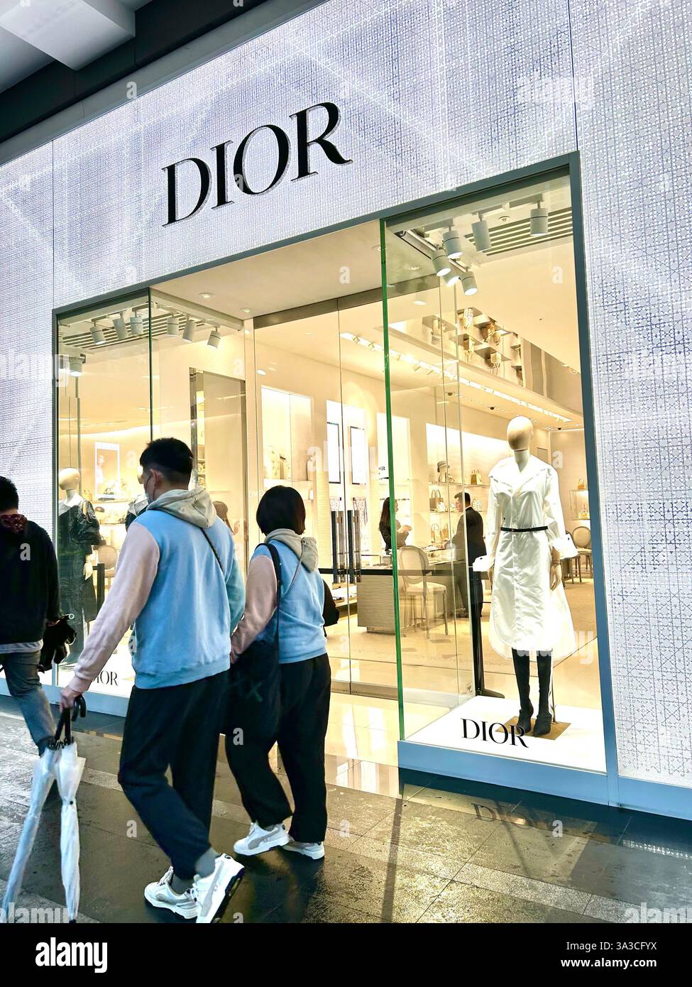 Taipei, Taiwan, People Shopping, Dior Luxusbekleidung im Schaufenster Stockfoto