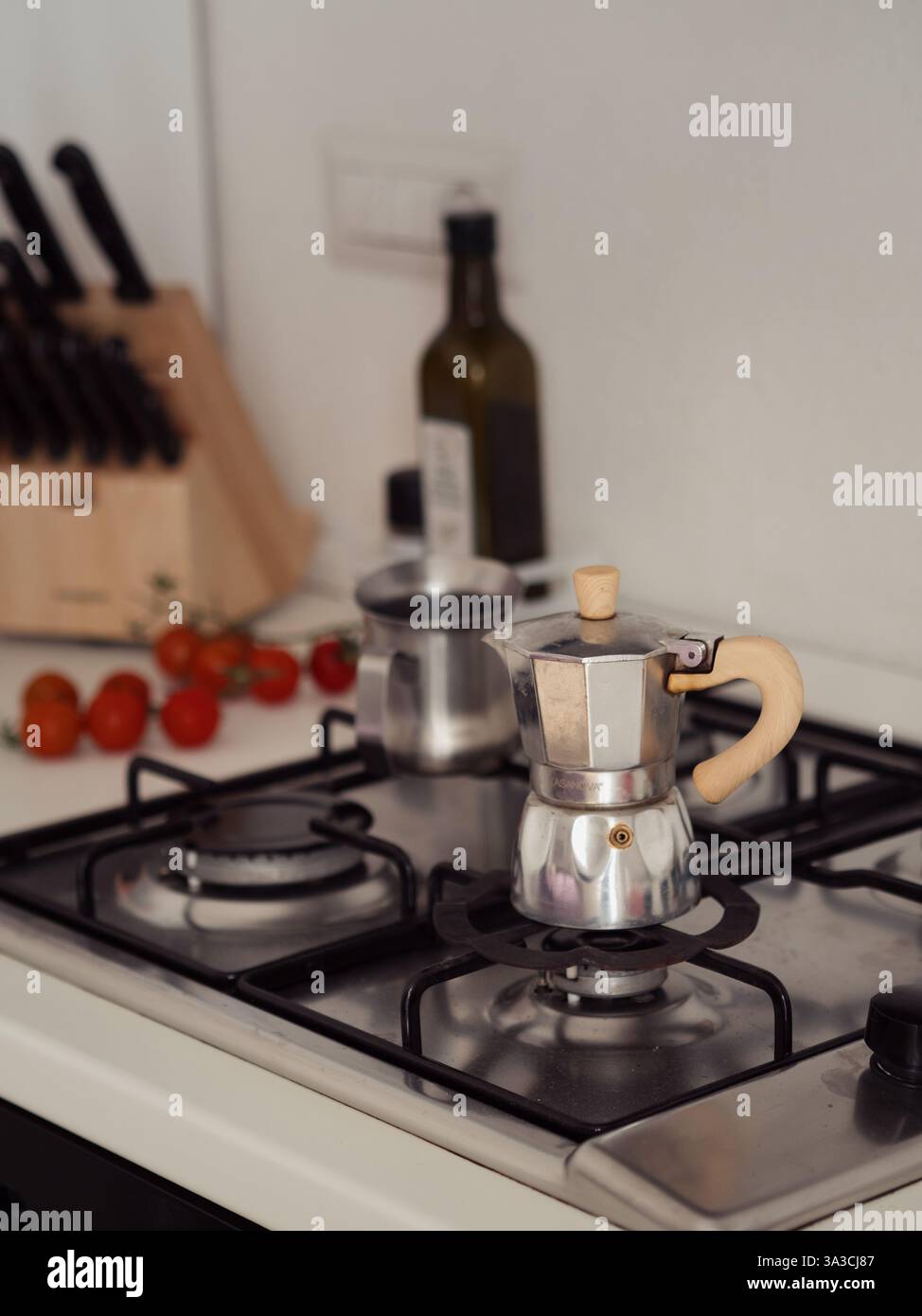Gemütliche italienische Küche mit Mokakopf und kulinarischen Essentials Stockfoto