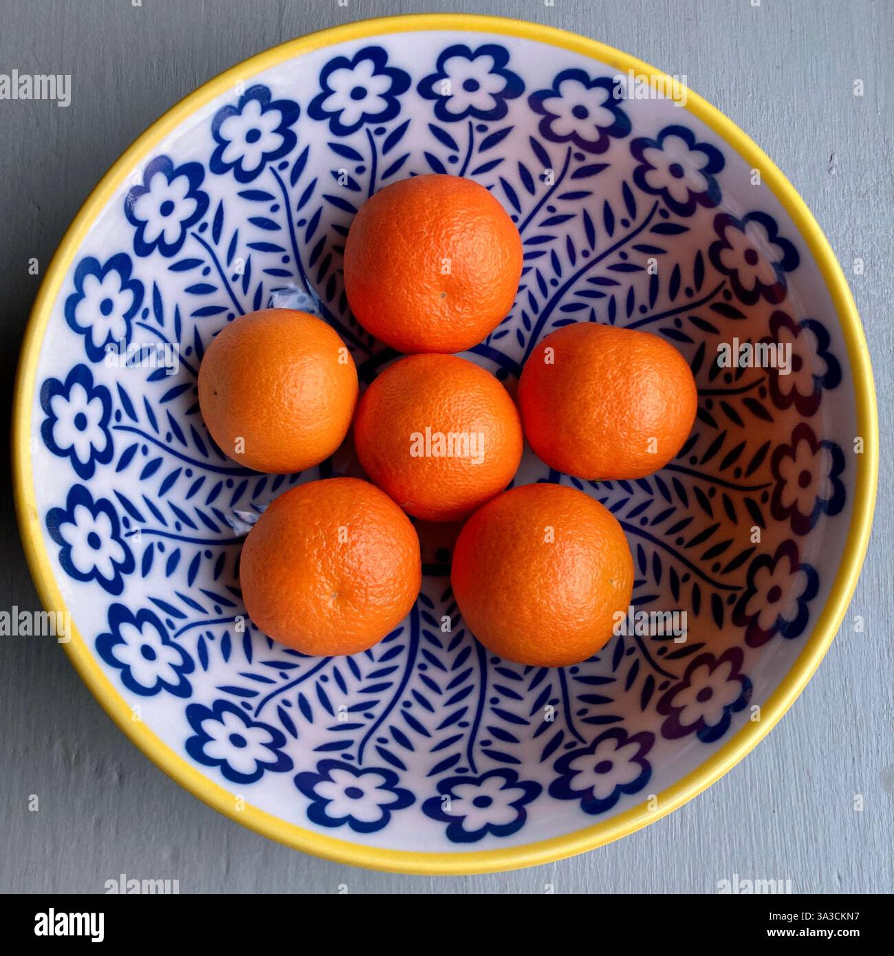 Eine Schüssel Mandarinen Stockfoto