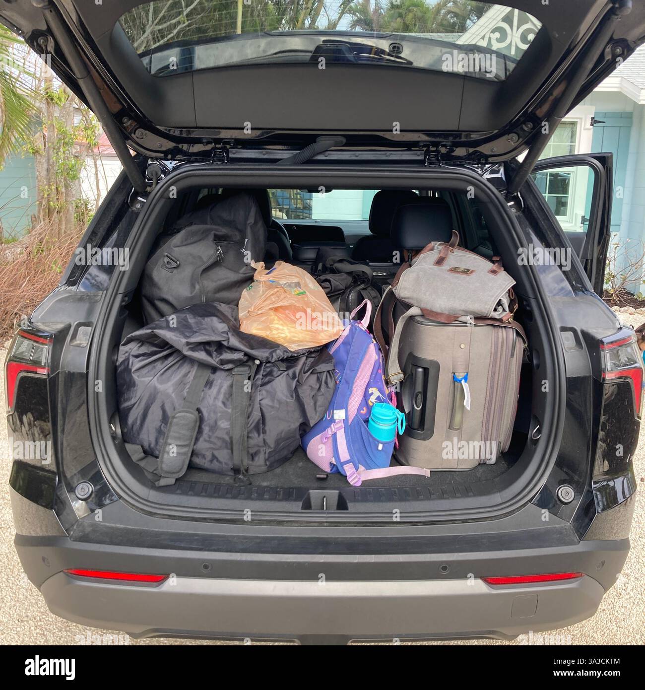 Ein Auto ist für eine Urlaubsreise voll gepackt. - Smartphone-aufgenommenes Stockfoto