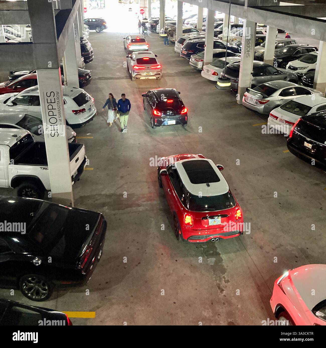 Ein Parkhaus ist an einem geschäftigen Samstag voll. - Smartphone-aufgenommenes Stockfoto
