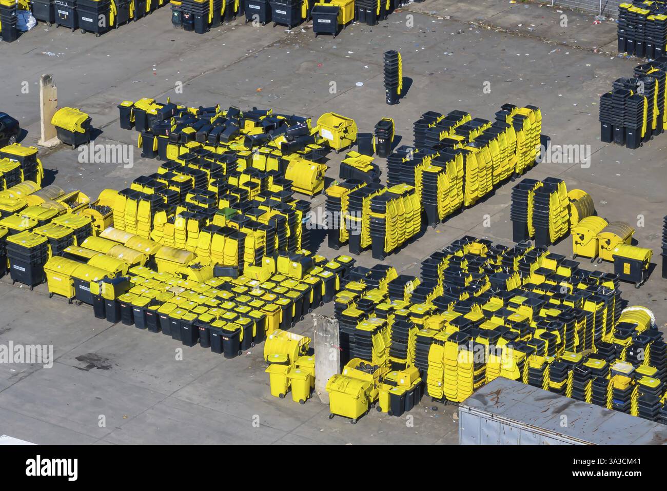 Viele brandneue gelbe Mülltonnen für das Recycling von Abfällen auf dem Hof. Gelber Behälter. Plochingen, Baden-Württemberg, Deutschland, Europa Stockfoto