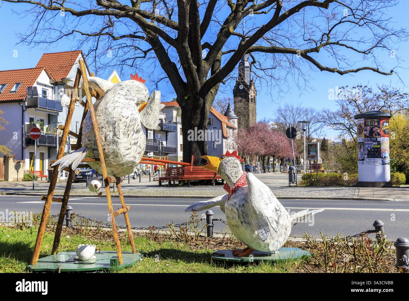 Lustige Osterdekoration mit Hühnern am Wettinplatz, im Hintergrund die neue Kirche Peter und Paul, Coswig, Sachsen, Deutschland, Europa Stockfoto