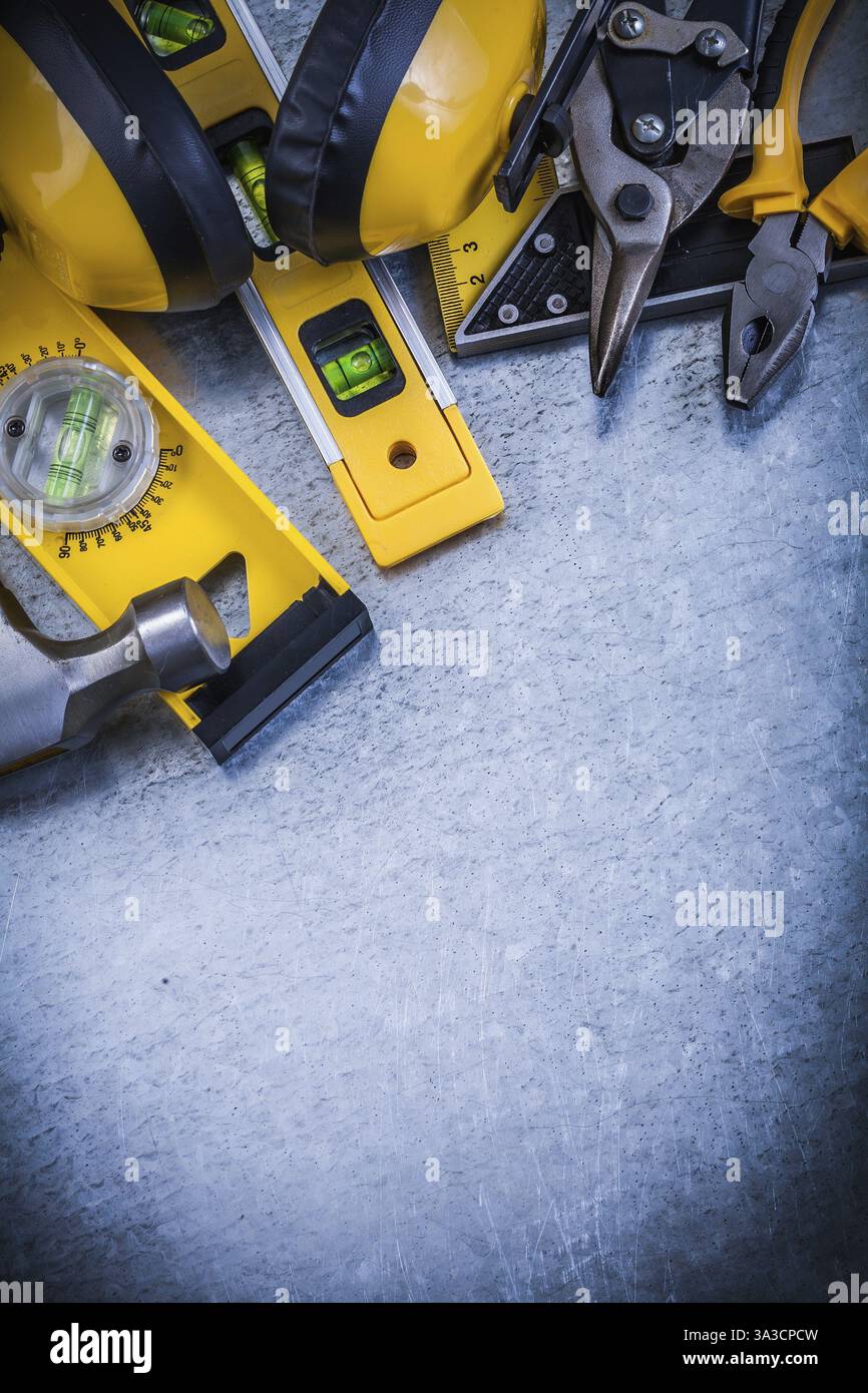 Rechteckige Hammerzange mit Lineal, Blechschere, Kapselgehörschützer, Copyspace Stockfoto