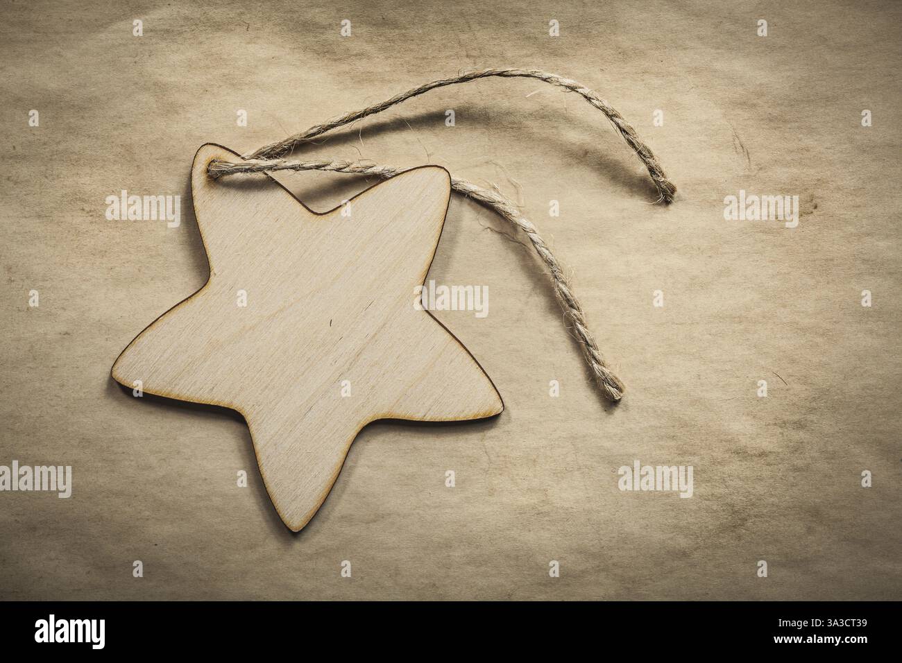 Vintage hölzerne Sternschnur auf Papierhintergrund Nahansicht Feiertagskonzept Stockfoto