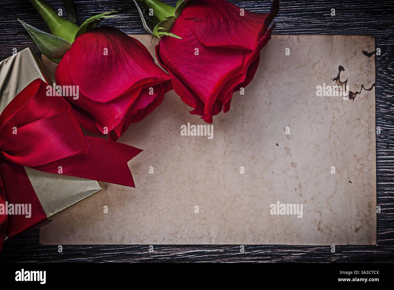 Geschenkbox mit reinem Vintage-Papier und roten duftenden Rosen Stockfoto