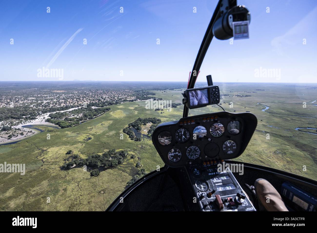 Okawango Delta Pfannenstil, Hubschraubercockpit über dem Okawango Delta, Luftsicht, Botswana, Afrika Stockfoto