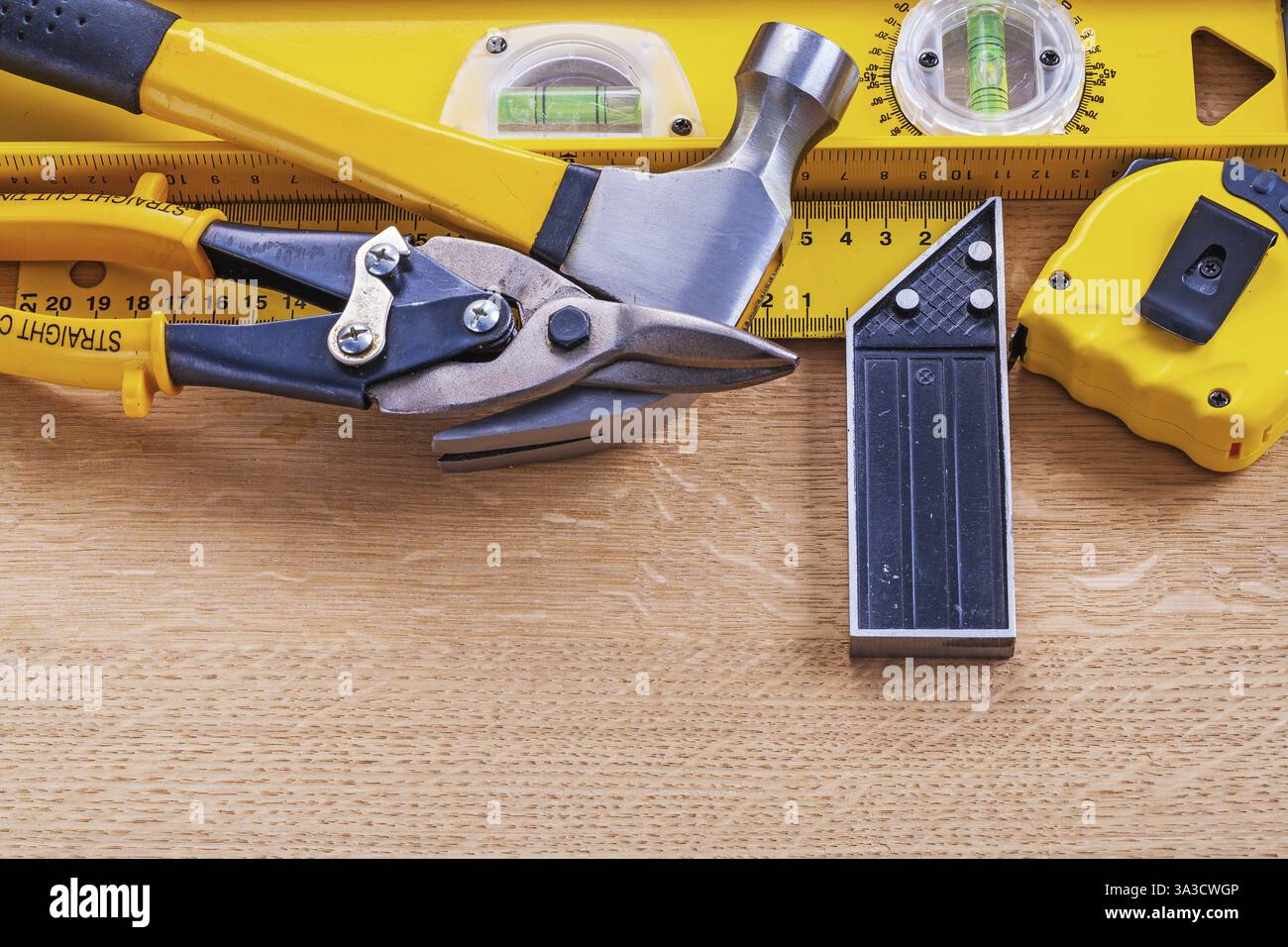 Variation von Bauwerkzeugen zum Holzhintergrundpflegekonzept Stockfoto