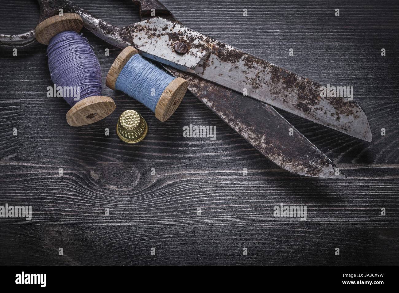 Vintage-Schere Spule mit Fadenhülse auf Holzbrett Stockfoto Vintage-Schere Spule mit Fadenhülse auf Holzbrett Stockfoto