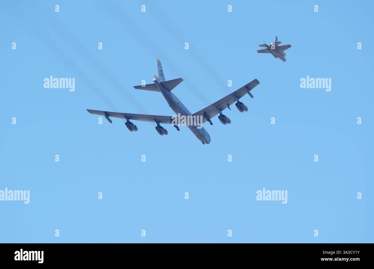 B52 Bomberflugzeug und ein norwegisches F35 Kampfflugzeug Stockfoto