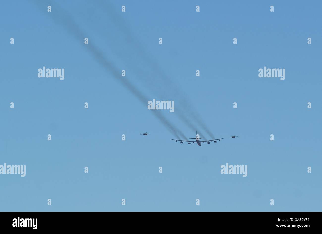 B52 Bomberflugzeug im Flug Stockfoto