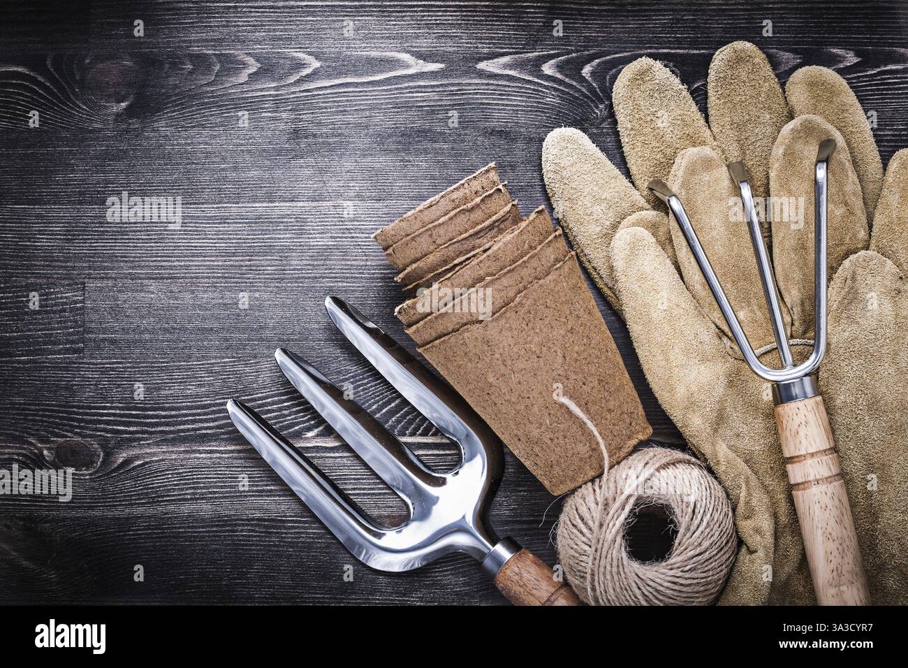 Kelle Gabel Rechen Lederhandschuhe hank of Seil Torf Töpfe Stockfoto