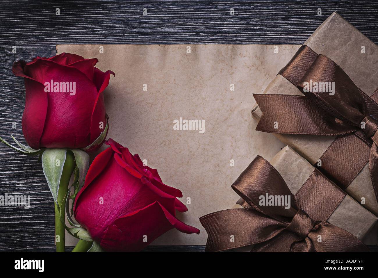 Vintage-Geschenkboxen mit rotem natürlichen Duft von Rosen aus Papier Stockfoto