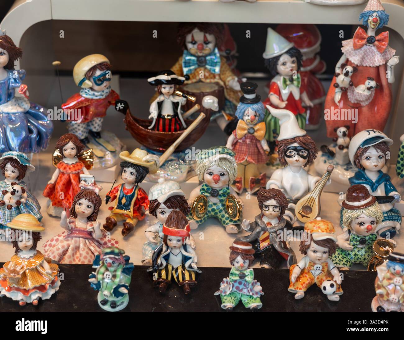 Ausstellung von Souvenirs und lokaler Kunst in Karlsbad, Tschechien. Diese handgefertigten Tonfiguren fesseln rohe menschliche Emotionen und Bewegungen mit einem skurrilen Charme, wobei jedes Stück eine einzigartige Geschichte des Alltags und der künstlerischen Fantasie erzählt. Stockfoto