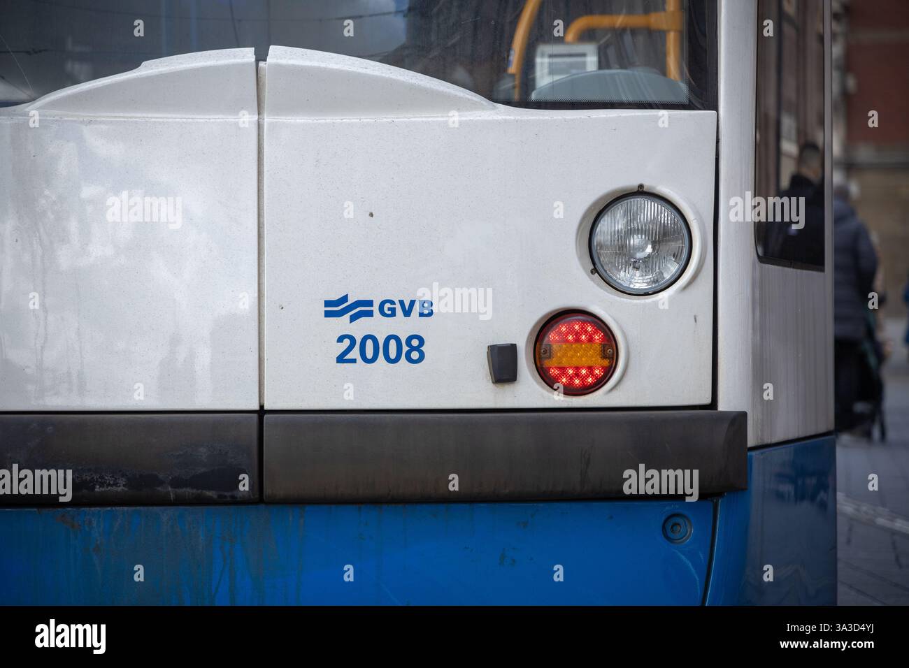 Amsterdam, Niederlande. 15. Juni 2024. GVB-Logo auf einer Straßenbahn in Amsterdam. Die GVB bietet öffentliche Verkehrsmittel in und um Amsterdam. Stockfoto
