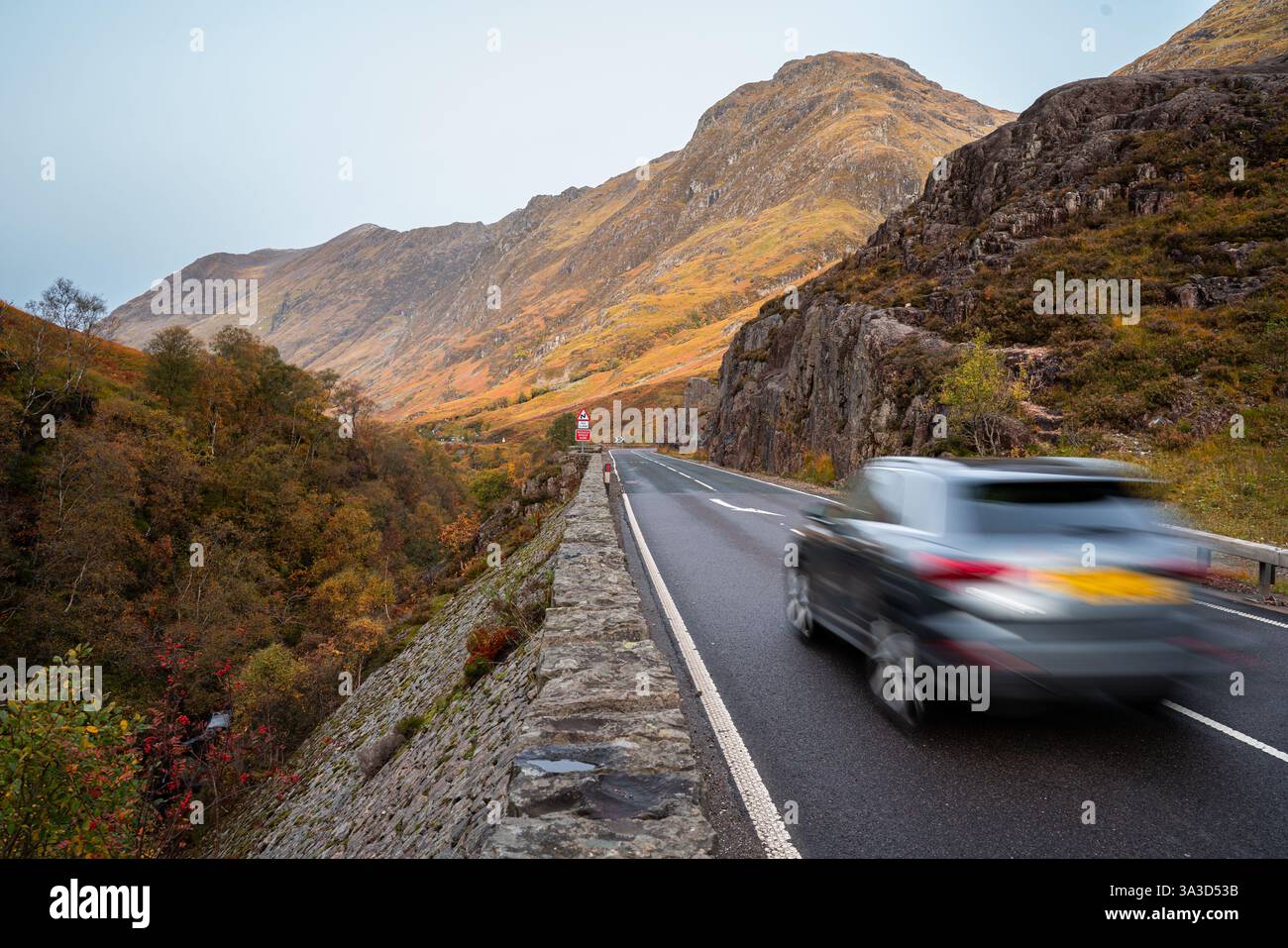 Eine malerische Fahrt durch die atemberaubenden schottischen Highlands im Herbst, Glencoe Pass Stockfoto