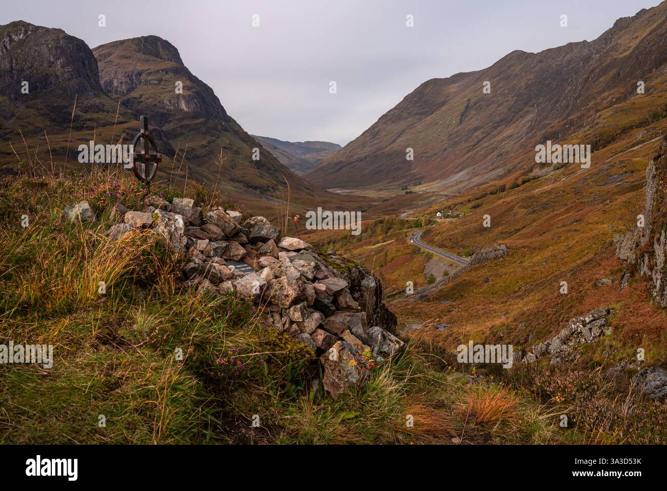 Glencoe Valley and Memorial Cairn: Eine szenische Hommage an die Geschichte in den schottischen Highlands Stockfoto