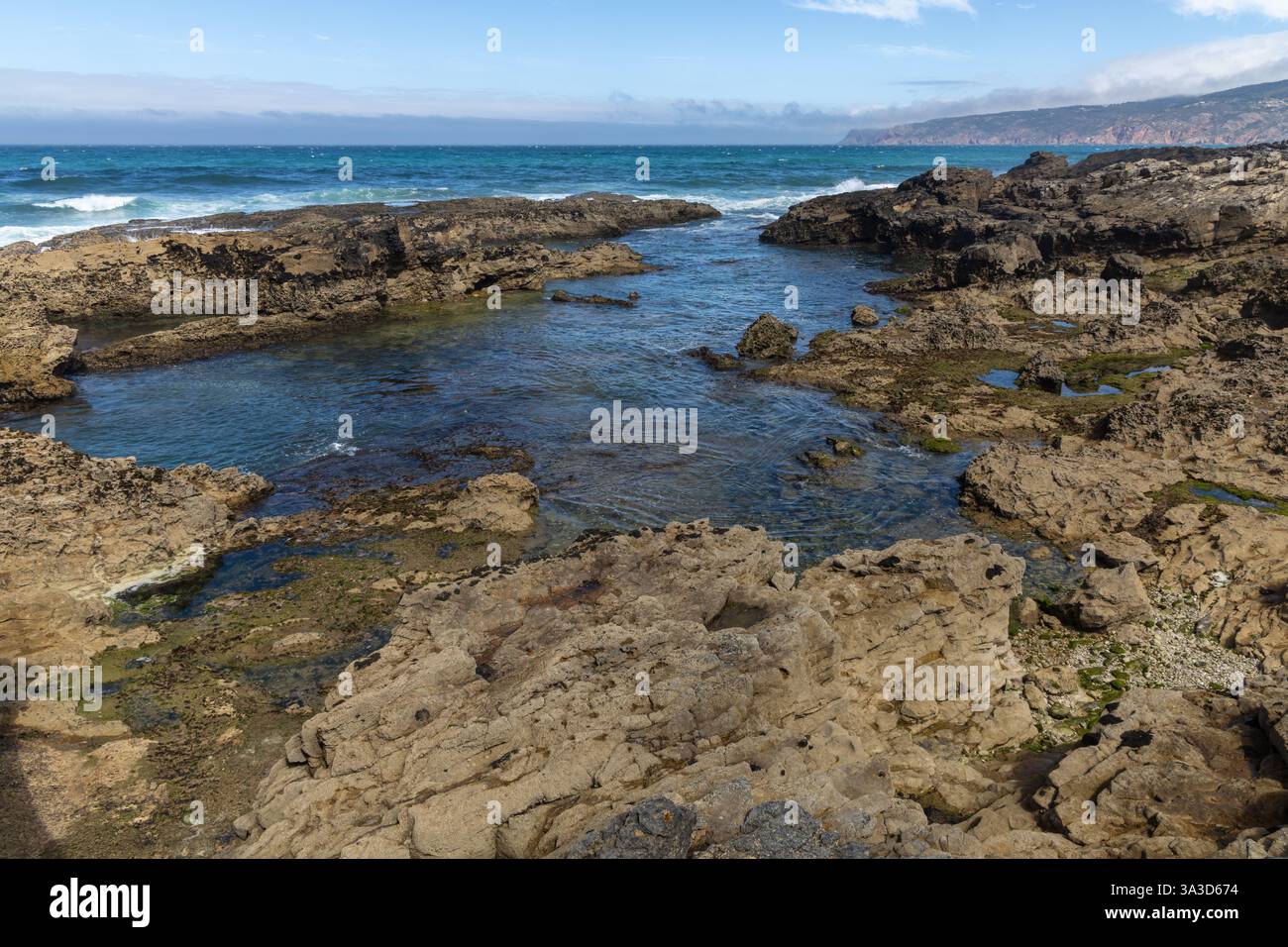 Felskliff Pool Küste mit dem atlantik und mit Bergen im Hintergrund in Cascais Portugal. Stockfoto