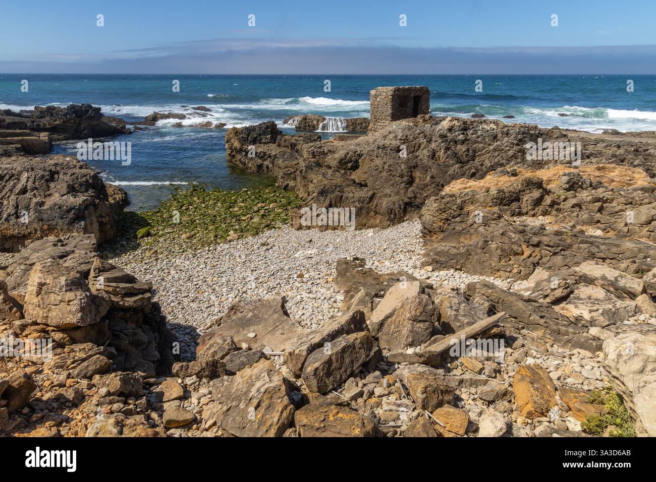 Felskliff Küste mit einer kleinen Bucht der atlantik im Hintergrund in Cascais Portugal. Stockfoto